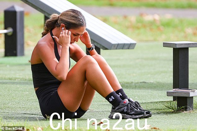 Sara 随后完成了一组由弓步、俯卧撑和踏步组成的练习