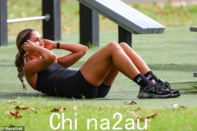 莎拉受到蒂姆最好的朋友本的严厉拷问,他想知道为什么她撒谎说在与其他朋友的集体聚会中见到了她的前男友
