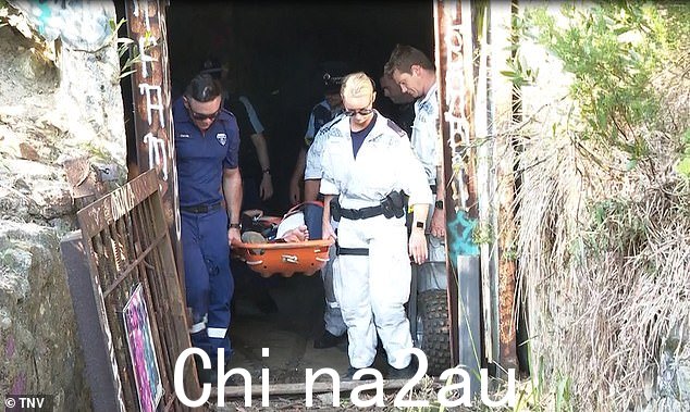 这名男性受害者据信只有十几岁,当时他正在马拉巴尔附近的旧战区玩耍,一扇大铁门掉落压在他身上,导致他的腿和一只手臂受伤。 ((如图)
