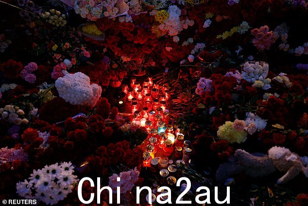 在大屠杀遇难者临时纪念碑前放置鲜花和蜡烛