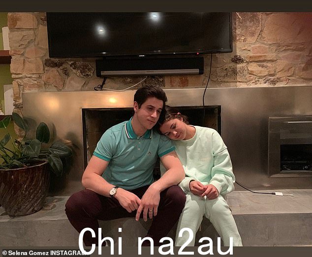 Rare Beauty 创始人还上传了一张她与《Wizards Of Waverly Place》联合主演 David Henrie 的合照