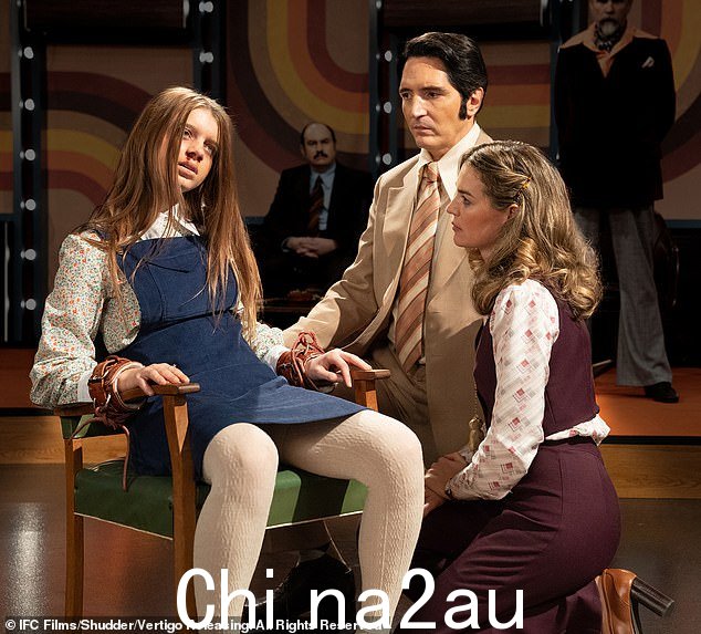 《深夜与魔鬼》在烂番茄上获得了 100% 的满分。图为:Ingrid Torelli 饰演 Lilly(左)、David Dastmalchian 饰演 Jack Delroy(中)和Laura Gordon 饰演 June Ross-Mitchell 博士(右)