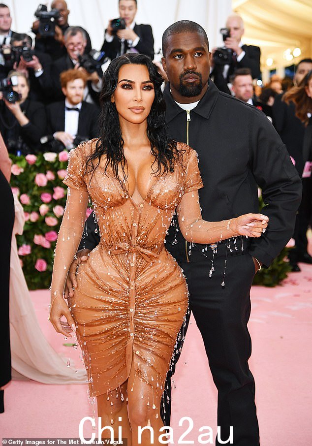 接近 Kim 的消息人士最近告诉第六页,她有早在 Kanye 和 Bianca 象征性地喜结连理之前,就感觉到他们之间有某种“颤抖”