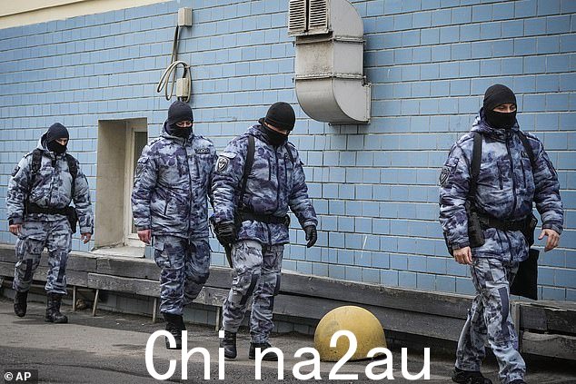 3 月 24 日星期日,警察在俄罗斯莫斯科巴斯曼区法院附近行走