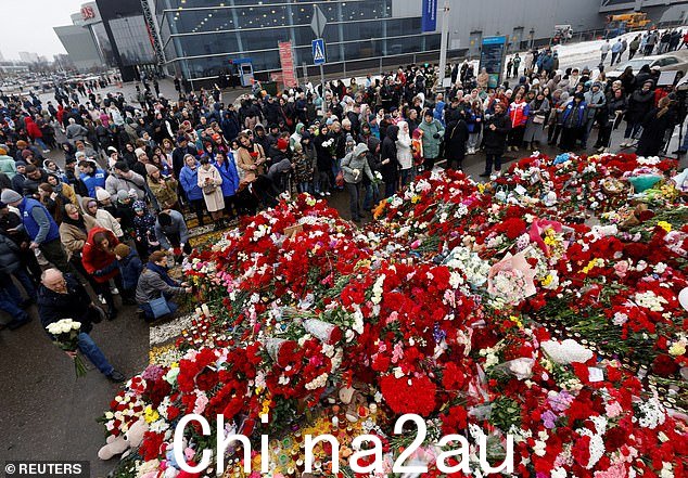 今天,数百人聚集在音乐厅,表达敬意并献花,俄罗斯宣布全国哀悼日