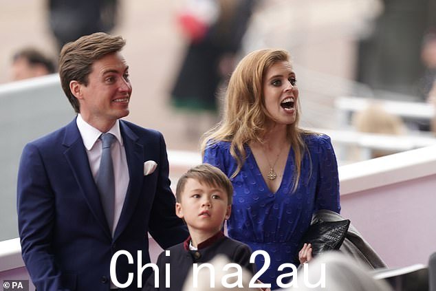 达拉 (Dara) 与 39 岁的室内设计师爱德华多 (Edoardo) 订婚,然后与国王的侄女碧翠丝公主 (34 岁) 结婚