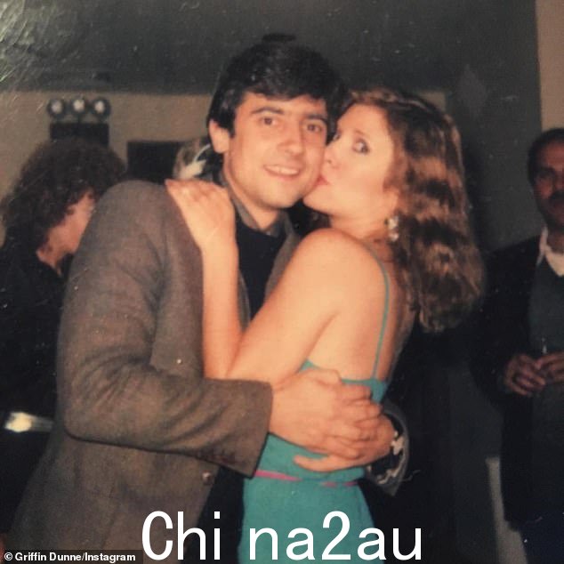 已故的凯莉·费舍尔(右,1975 年拍摄)认为自己的童贞是一种“负担”,因此 20 世纪 70 年代初,当他们还是十几岁的伦敦人时,她要求儿时好友格里芬·邓恩(左)为她破处