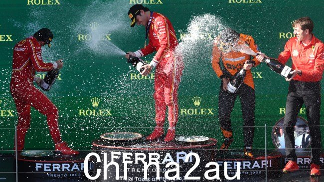 法拉利车队的卡洛斯·塞恩斯在领奖台上开香槟庆​​祝胜利。图片来源：Robert Cianflone/Getty Images