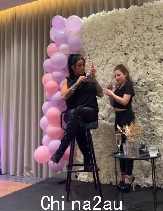 凯蒂·普莱斯 (Katie Price) 周日在诺丁汉举办的一场 18 岁以上活动中,她的女儿 Bunny 穿着高跟鞋,化着浓妆,引起了人们的关注