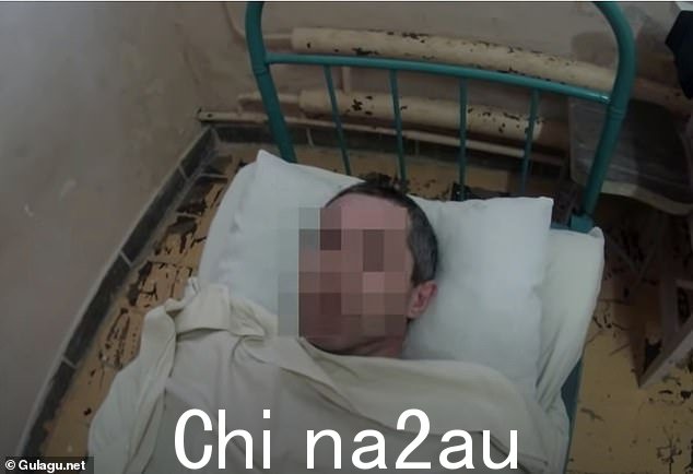 视频显示,萨拉托夫地区监狱医院内至少有五名囚犯被男囚犯小便、强奸和用钝器侵犯