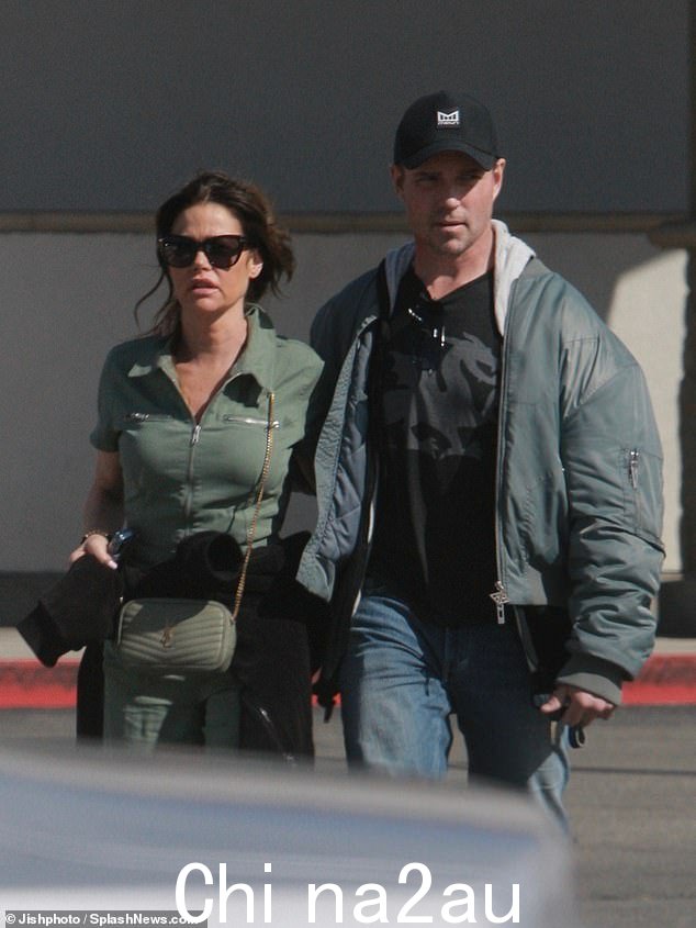 Denise Richards 被发现与丈夫 Aaron Phypers 周日在洛杉矶外出办事