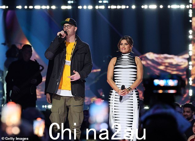 她在台上与 Classified 交谈