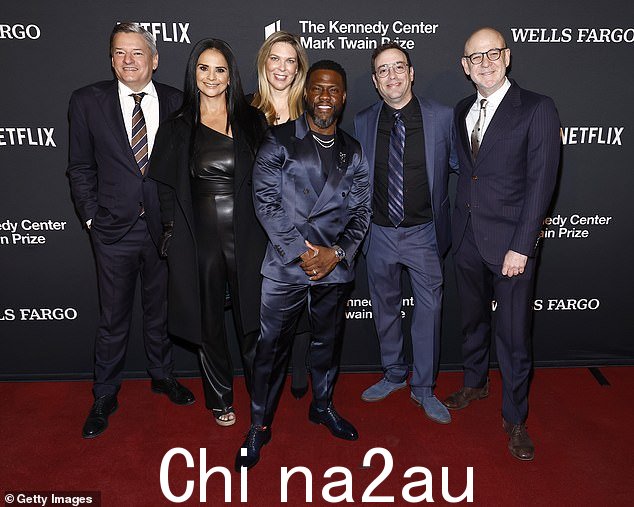 Ted Sarandos、Bela Bajaria、Ori Marmur、Hart、Robbie Praw 和 Peter Friedlander 出席第 25 届马克·吐温年度美国幽默奖
