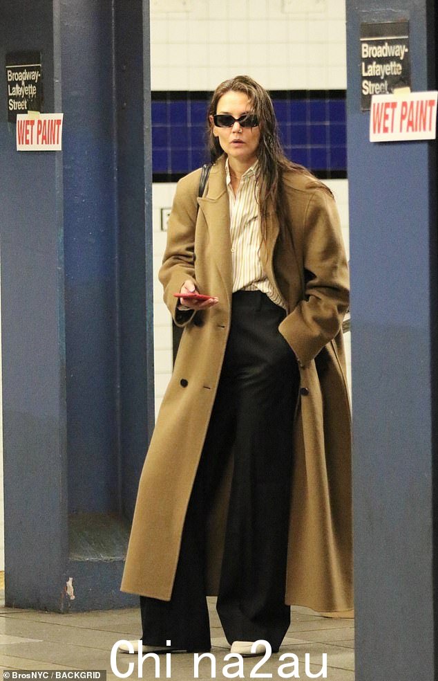 Katie Holmes,45 岁,周日在曼哈顿市中心等上城火车,头湿漉漉的,看上去休闲时尚