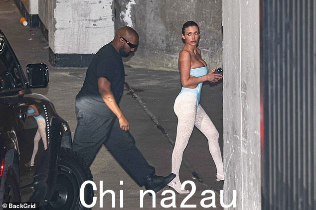 两人前往停车场