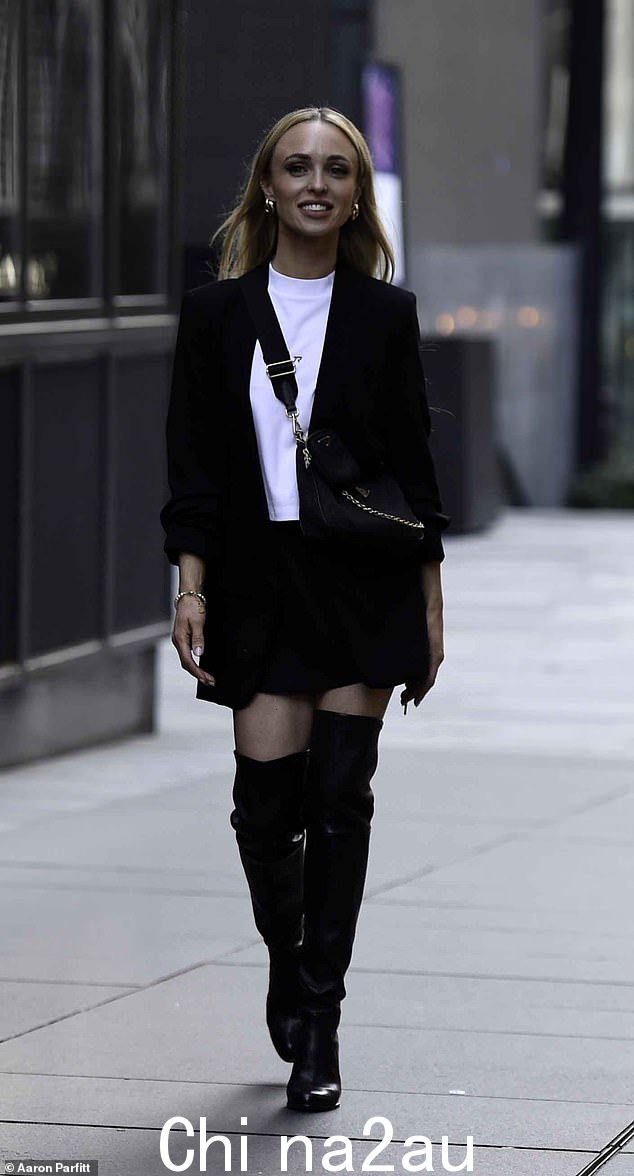 这对夫妇参加了她的搭档乔吉·波特 (Jorgie Porter) 的运动服装品牌 Transpire(如图所示)的两周岁生日