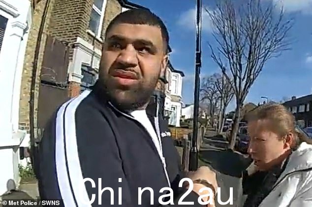 Khan 被捕当天,他在另一个潜在的骗局中派了一名团伙成员到一名 101 岁老妇的家中