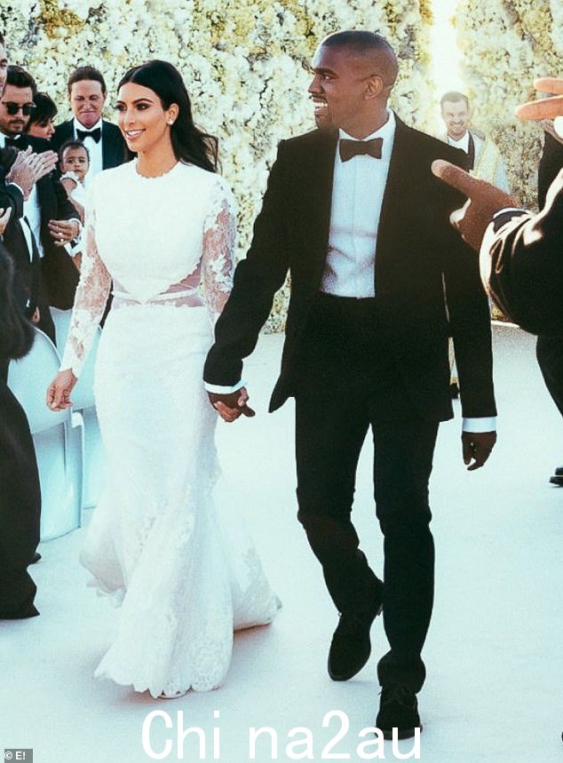 在采访中,她热情地谈论了 Kim 和 Kanye 的关系,并透露她给他们买了一尊“美丽情侣”的雕像