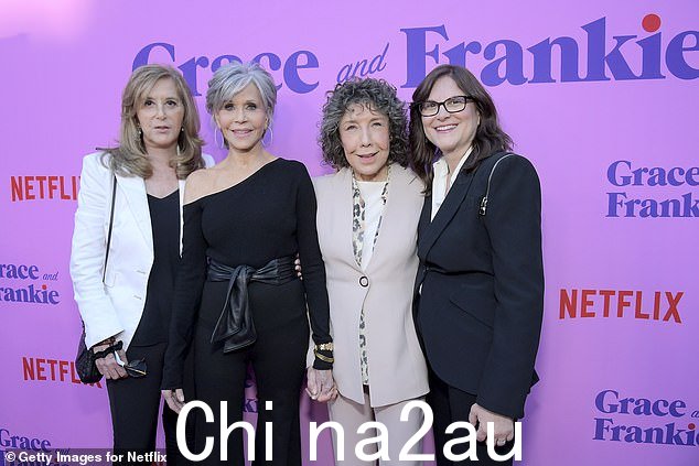 韦恩斯坦担任 Netflix 热门剧集《格蕾丝与弗兰基》全部 94 集的执行制片人,该剧集由简·方达和莉莉·汤姆林主演;见于 2022 年 4 月