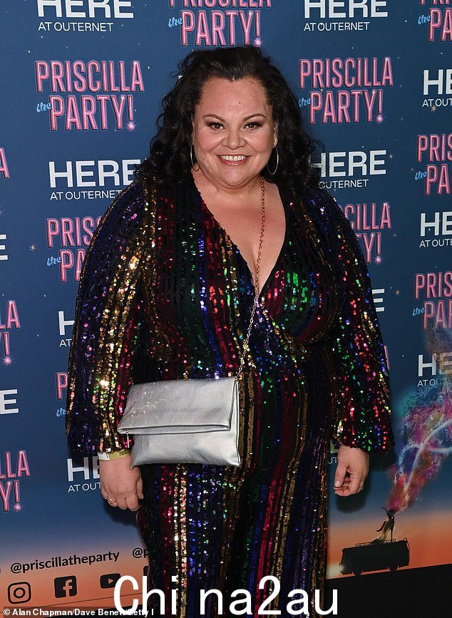 Keala Settle - 因其在《马戏之王》和几场伦敦西区演出中的角色而闻名 - 穿着一件闪闪发光的彩虹连衣裙,领口为深 V 领口
