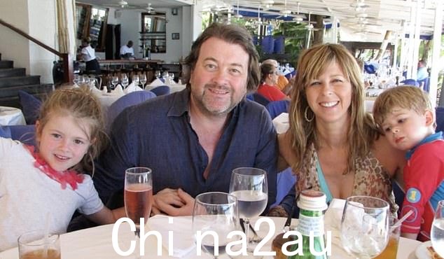 随着大流行现已结束,德里克(如图,与凯特和孩子达西和比利)不幸去世,这是她继续前进并在家人所经历的一切中找到目标的一种实用方法,而不会显得牛奶的痛苦