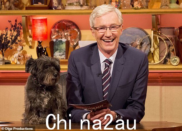 Paul 在主持 BBC 电视和广播节目之前凭借变装皇后的另一个自我 Lily 成名,去年 3 月去世,享年 67 岁