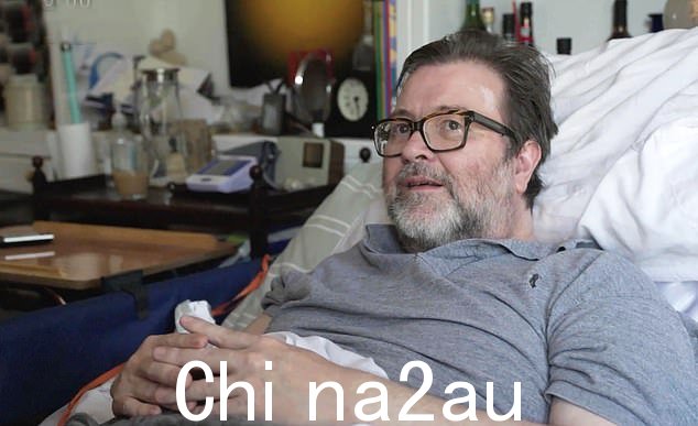 诚实地描述德里克的病情如何影响在他们的婚姻中,她说:“有时你通过带一杯茶来表达爱意,但他却不能为我做任何事”