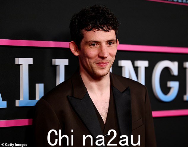 他在众星云集的活动中走上红地毯时几乎无法抑制微笑