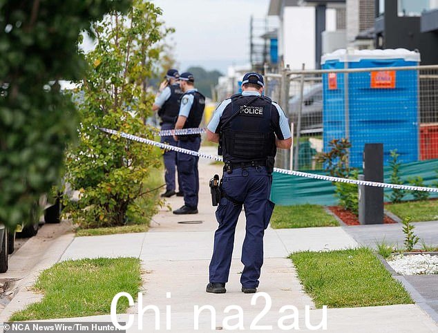 新南威尔士州警方指控弗莱彻谋杀了 Evennett 先生,并将他的尸体扔到距离新家 700m 处的路边(如图,Melonba 家中的警察)