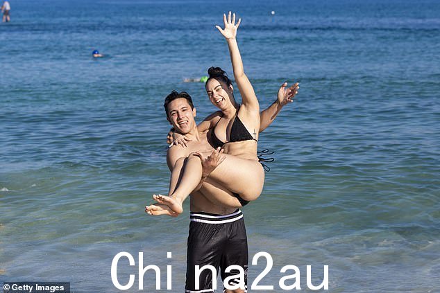 珀斯是澳大利亚发展最快的城市,而每年都有数以万计的居民逃离负担不起的悉尼,因为创纪录的移民数量将首府城市人口增长推向历史新高(如图所示) Cottesloe Beach)