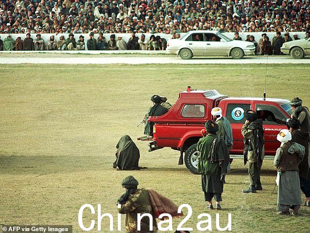 说明性图像显示 1998 年喀布尔,一名涉嫌杀人犯在人群面前被处决
