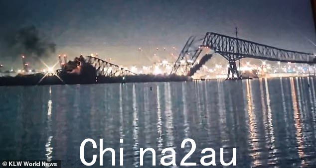 令人震惊的镜头显示,在东部时间上午 1.30 之前不久,船只冲入巴尔的摩的弗朗西斯斯科特基大桥,巨大的钢结构撞入帕塔普斯科河