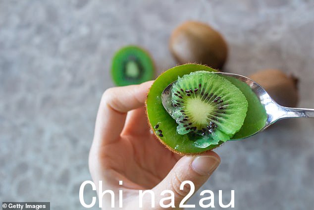 《英国营养学杂志》的一项研究发现,食用富含维生素 C 的奇异果的人比服用补充剂的参与者在情绪、睡眠和活动水平方面有更好的改善
