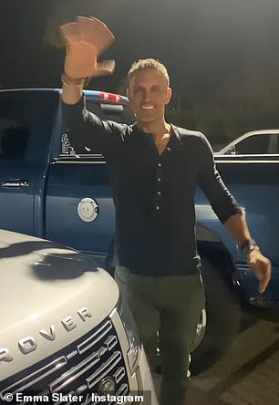 在帖子的标题中,她写给她的粉丝和追随者,“很高兴昨晚在 DWTS 巡回演出中见到@mumansky18”