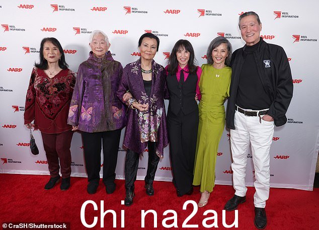 Lucille Soong、Lisa Lu、Kieu Chinh、Lauren Tom、Tamlyn Tomita 和 Phillip Moon 在 AARP 的 Reel Inspirations 午餐会上