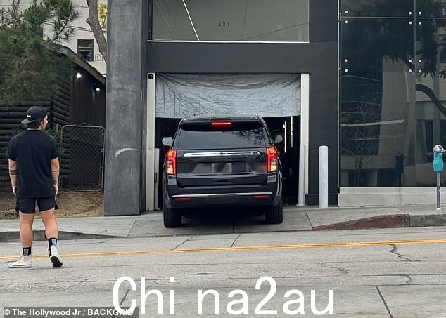 目击者告诉 DailyMail.com,其他健身房成员在外面等了两个小时,直到两人完成训练