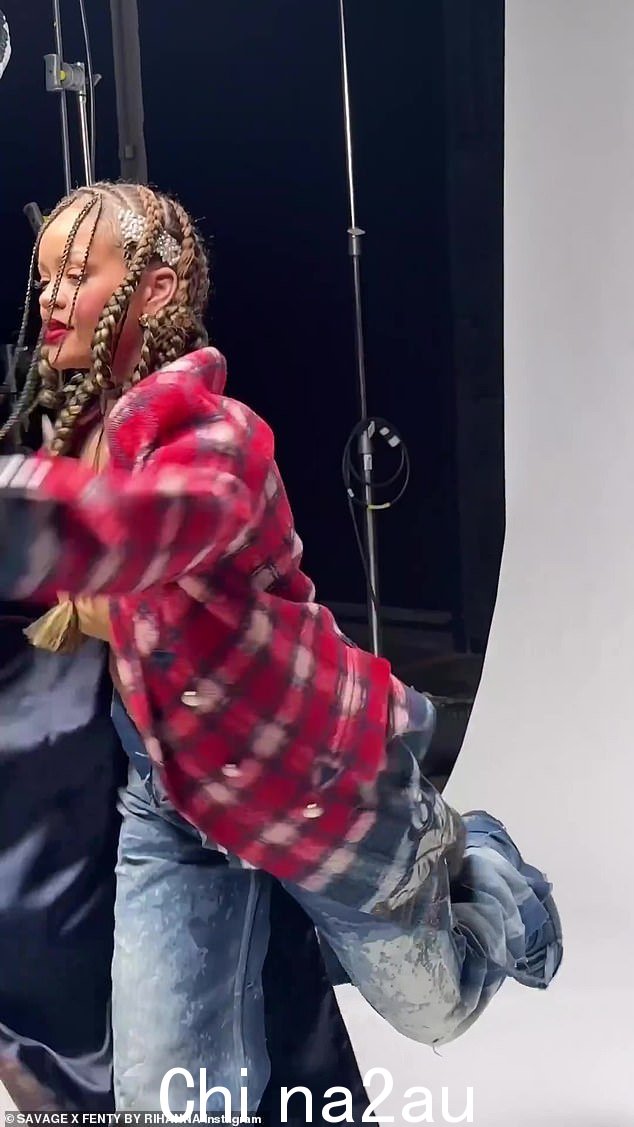 他们继续说道:'蕾哈娜 (Rihanna) 穿着她最喜欢的无缝文胸和平角内裤在 @VogueChina 上看起来美极了'