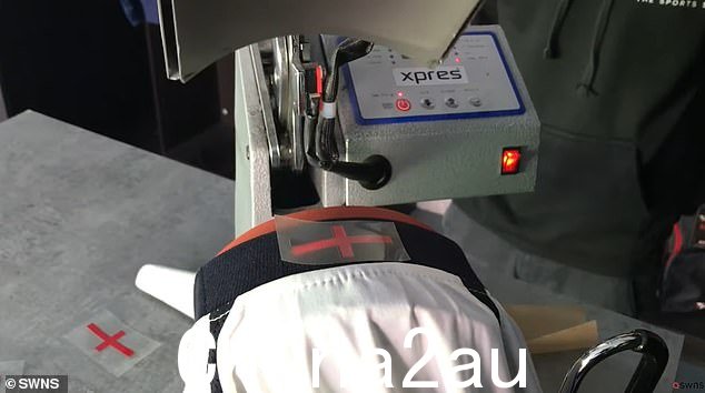 在缝纫机下方可以看到熨烫转移,准备连接到套件