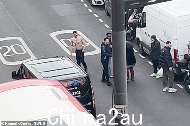 即使在废料结束后,赤裸上身的参与者仍留在路上,向人行道上的人打手势,因为交通再次开始移动