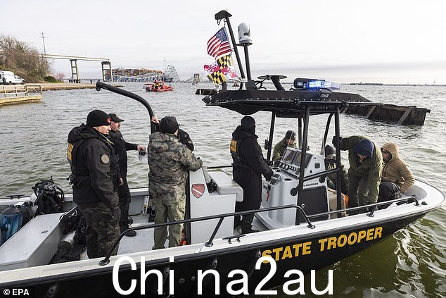 救援人员在帕塔普斯科河岸边聚集进行搜救