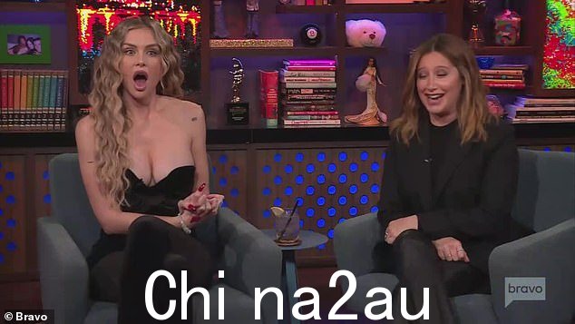 当天与来自 Vanderpump Rules 的 Lala Kent 一起观看 Watch What Happens 直播时,她还将手臂放在腹部前面