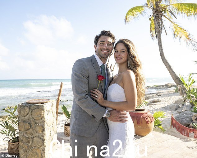 单身汉乔伊·格拉齐亚迪 (Joey Graziadei) 和他的新未婚妻凯尔西·安德森 (Kelsey Anderson) 透露,一旦摄像机停止转动,他们如何从夫妻咨询中受益
