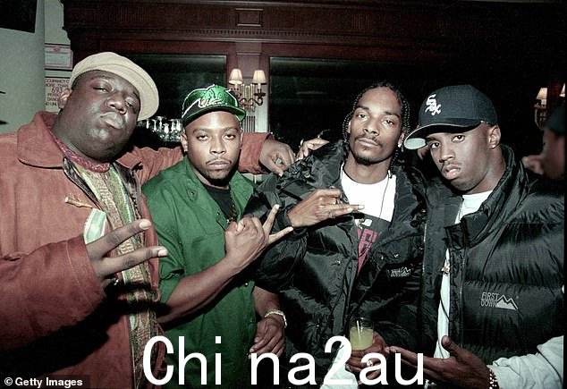 Sean Combs(右)与他的朋友 Biggie Smalls(最左)、Nate Dogg(中左)和 Snoop Dogg(中右)于 1995 年左右在一起。他本人不仅是一名音乐家,从各种生意中赚了一大笔钱