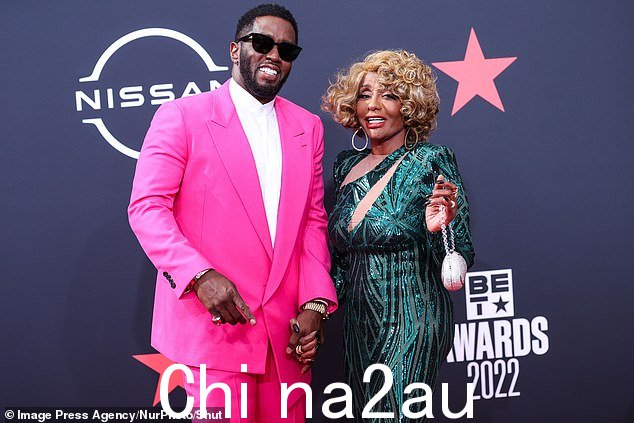 美国说唱歌手、唱片制作人和唱片执行官 Diddy 和他的母亲 Janice,独自抚养他长大