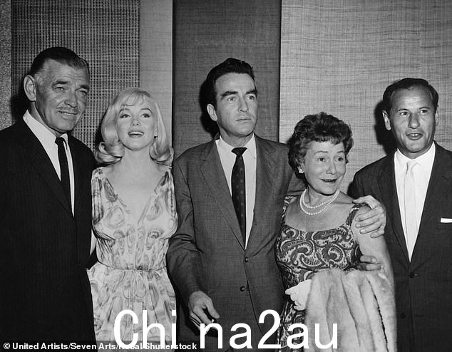 这位女演员出席 1960 年电影《乱点鸳鸯》的新闻发布会。从她穿着这件裙子的照片来看,这件裙子明显是为了贴合她的曲线而设计的,显示她坐在银幕万人迷和联合主演旁边时看起来非常性感克拉克·盖博