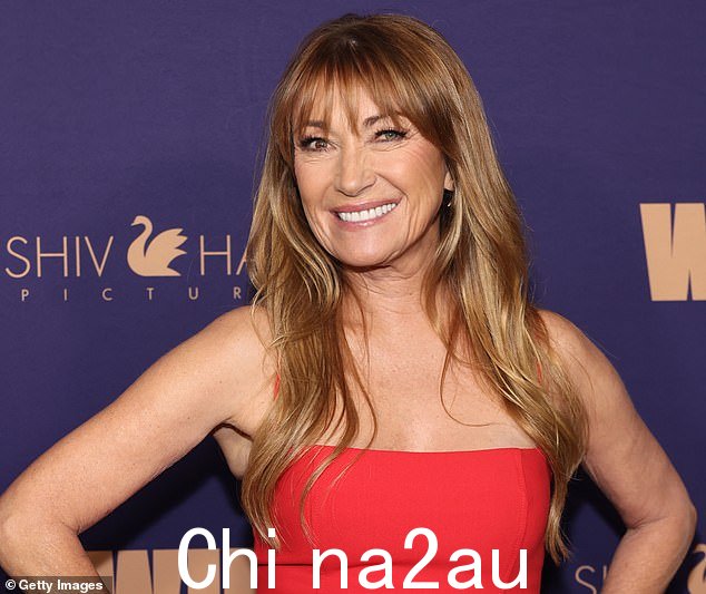 73 岁的简·西摩 (Jane Seymour,如图所示,3 月份) 看上去精神抖擞,她对肉毒杆菌的厌恶,宣称:“我的选择是拥有一张会动的脸,这样我就可以在很小的时候就打球,而且我可以打球85 岁的女性'