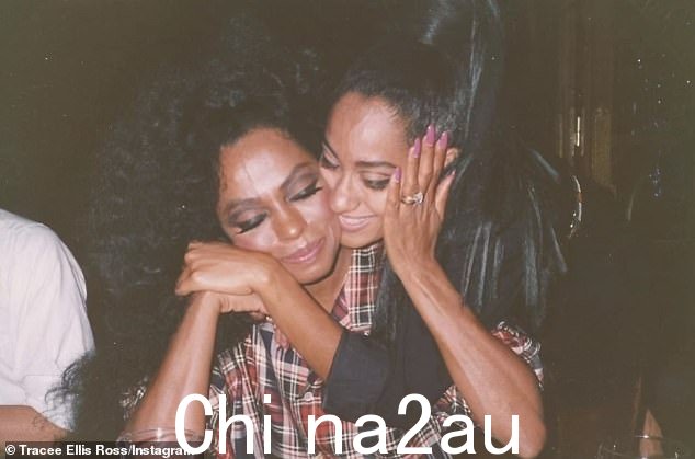 Tracee 在 Instagram 上写道:“你知道吗从 1976 年到 1985 年(朗达出生于 71 年,我出生于 72 年,查德尼出生于 74 年),我的妈妈@dianaross 每年推出一张专辑,进行多次巡演,制作并主演各种电视特别节目,拍摄《Mahogany》和The Wiz,并举办了 1983 年中央公园传奇音乐会,估计有 800,000 名观众?'