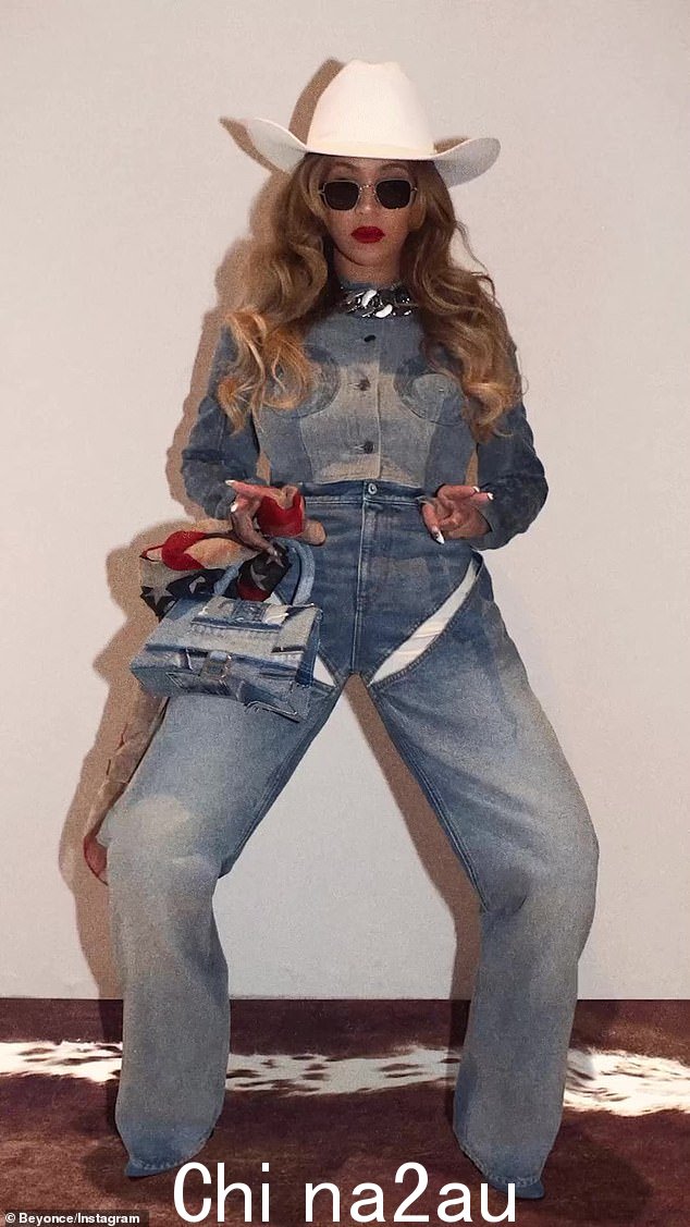 Beyoncé 本周在社交媒体上分享的一系列宣传牛仔卡特的新照片中穿着双层牛仔布造型,以宣传牛仔卡特