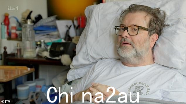 在令人心碎的场景中,观众看到德里克的健康状况有所改善,然后去年 12 月他因心脏骤停而于 1 月去世