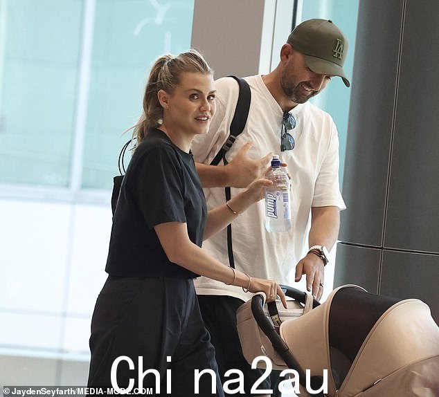 领取行李后,人们看到内森与妻子艾玛一起离开机场,她推着婴儿车里的小儿子